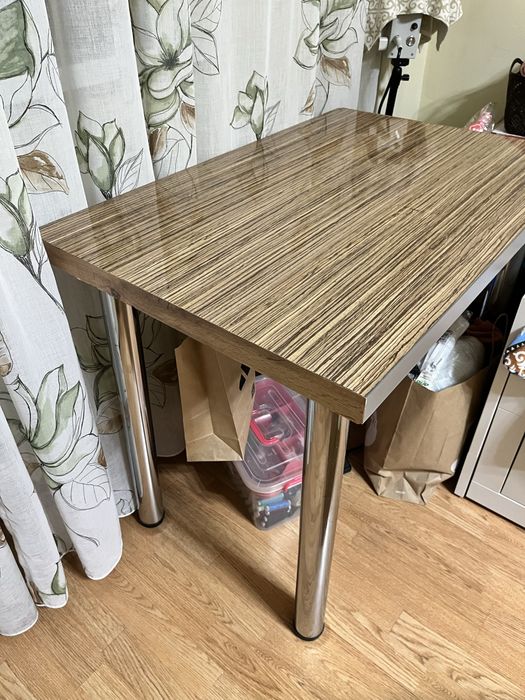 Продам стол плюс подарок стол  со сломанной ножкой