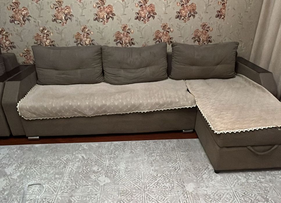 Диван с креслом.