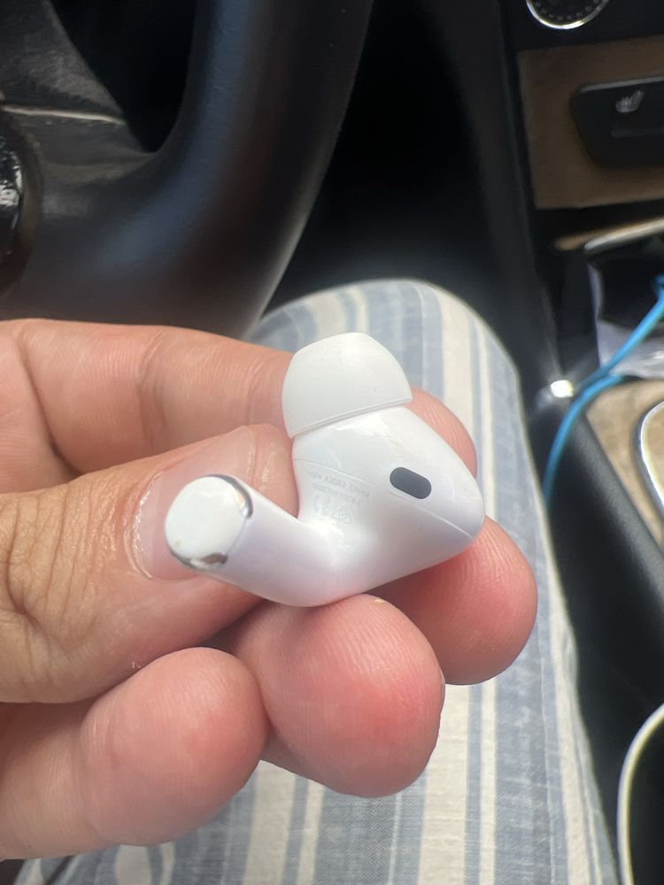 Airpods      Pro.