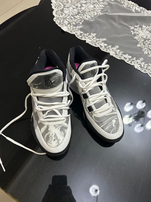 Adidasi Nike Kyrie 8