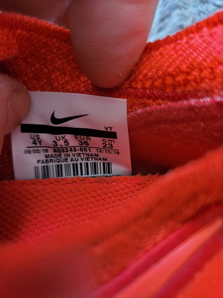 Vând adidasi Nike