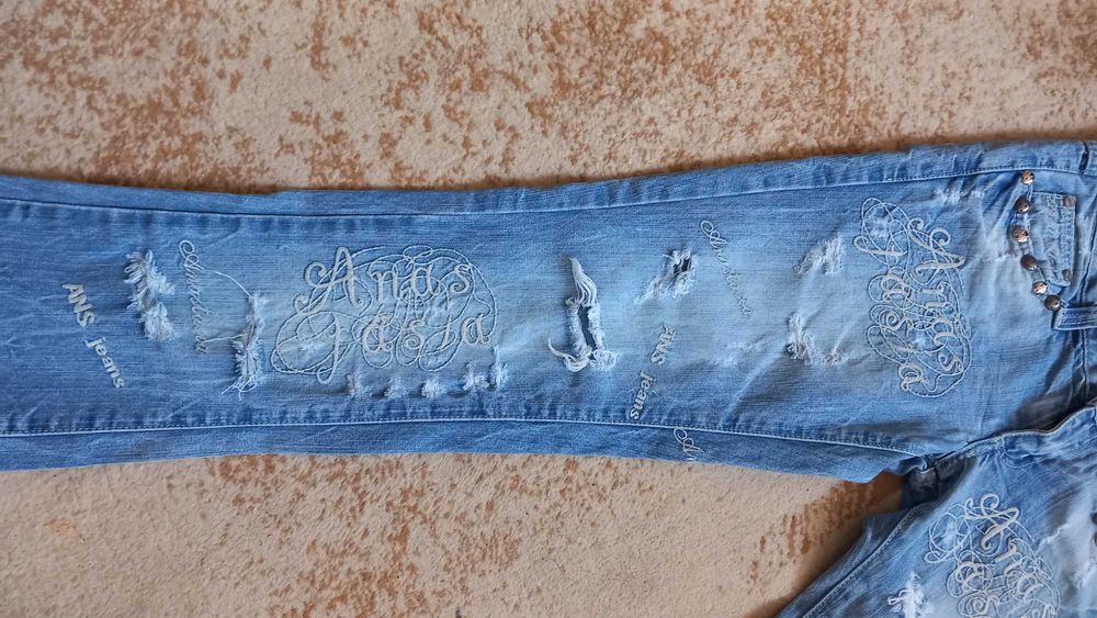 Дънки с уникална бродерия