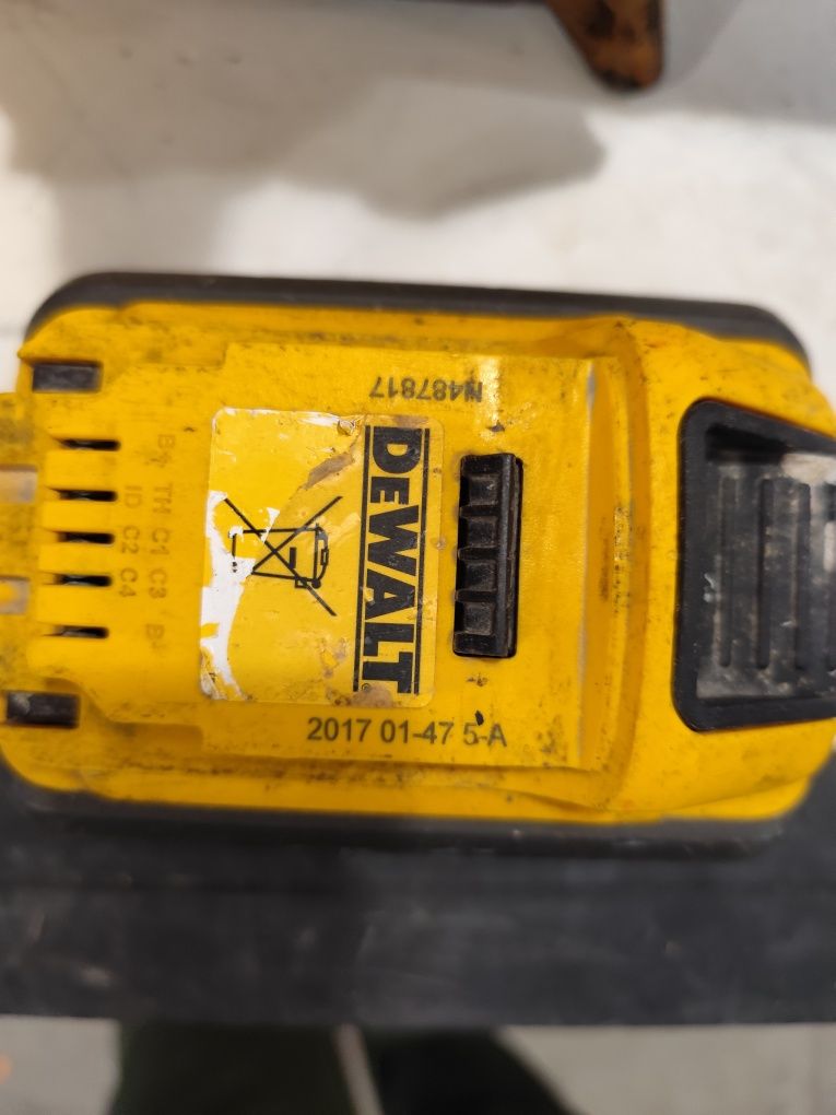 Акумулаторен фугорез Девалт 54V Flex volt DeWALT DCS690 + 9 Ah