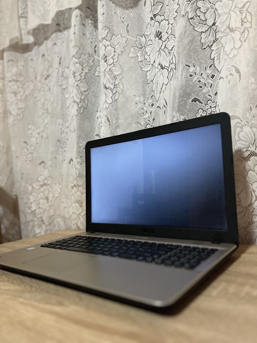 Vând laptop Asus i3