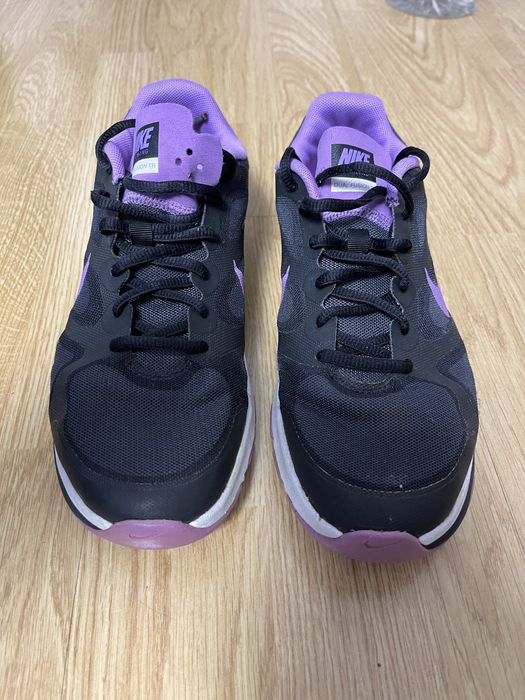 Vand adidasi nike 39