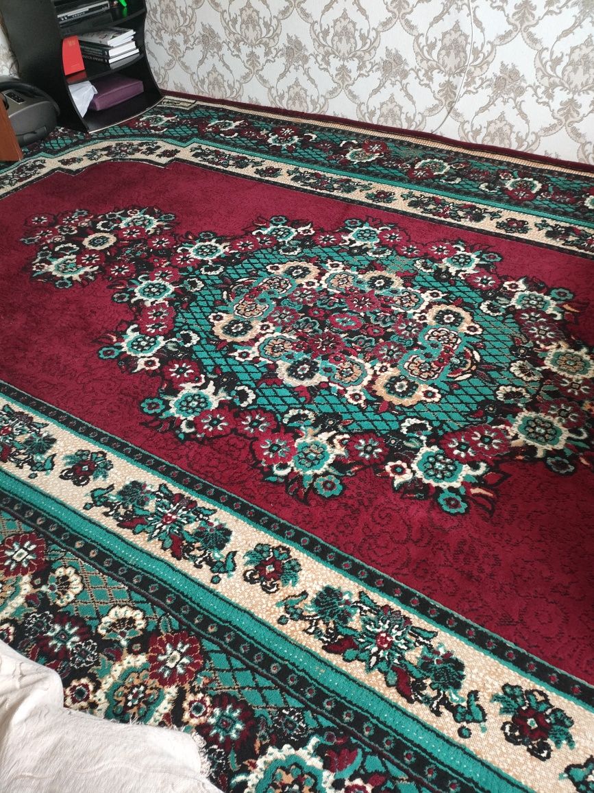Продам б/у ковёр в хорошем состоянии