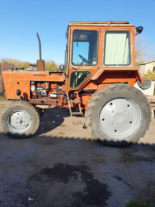 Трактор МТЗ 80 с большой кабиной  в одних руках