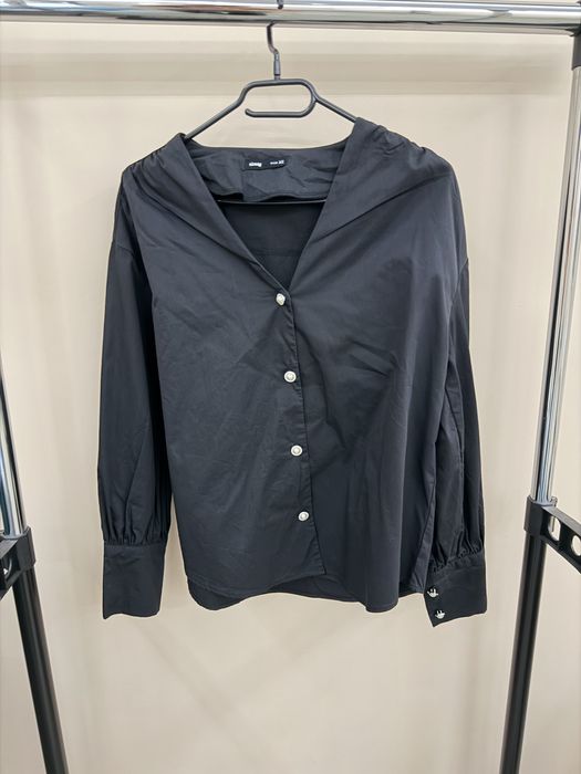 Черна риза с перлени копчета