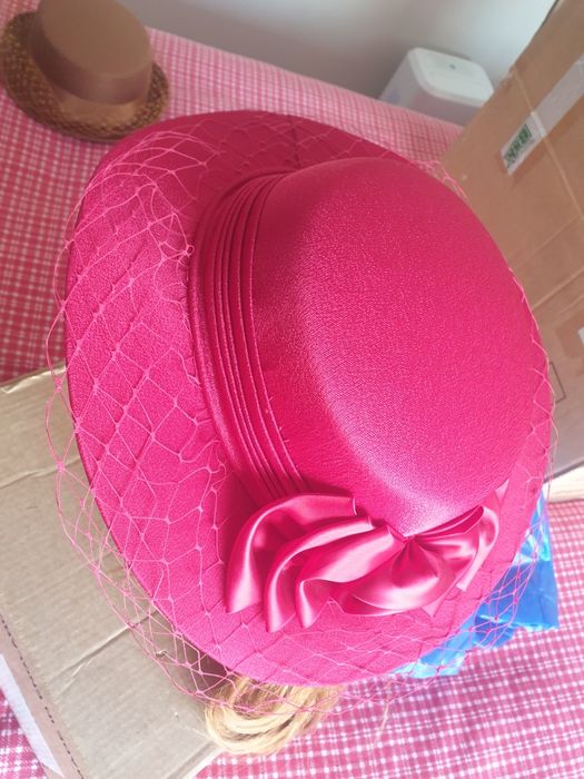 Pălărie roșu eleganta