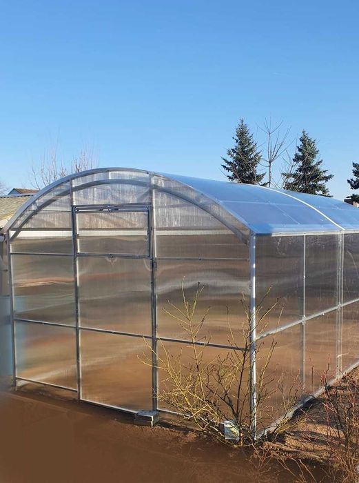 Теплица прямостенная с поликарбонатом — прочная и удобная для дачи