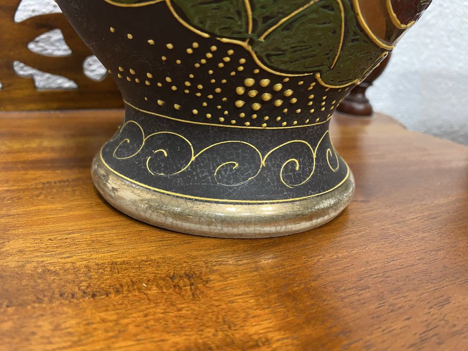 Японска ваза Сацума от началото на 20 век с ръчна позлата и релефна