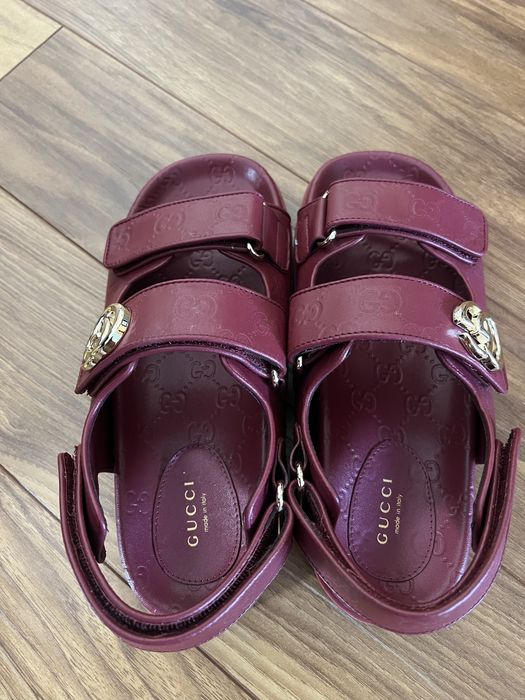 Сандали Gucci.