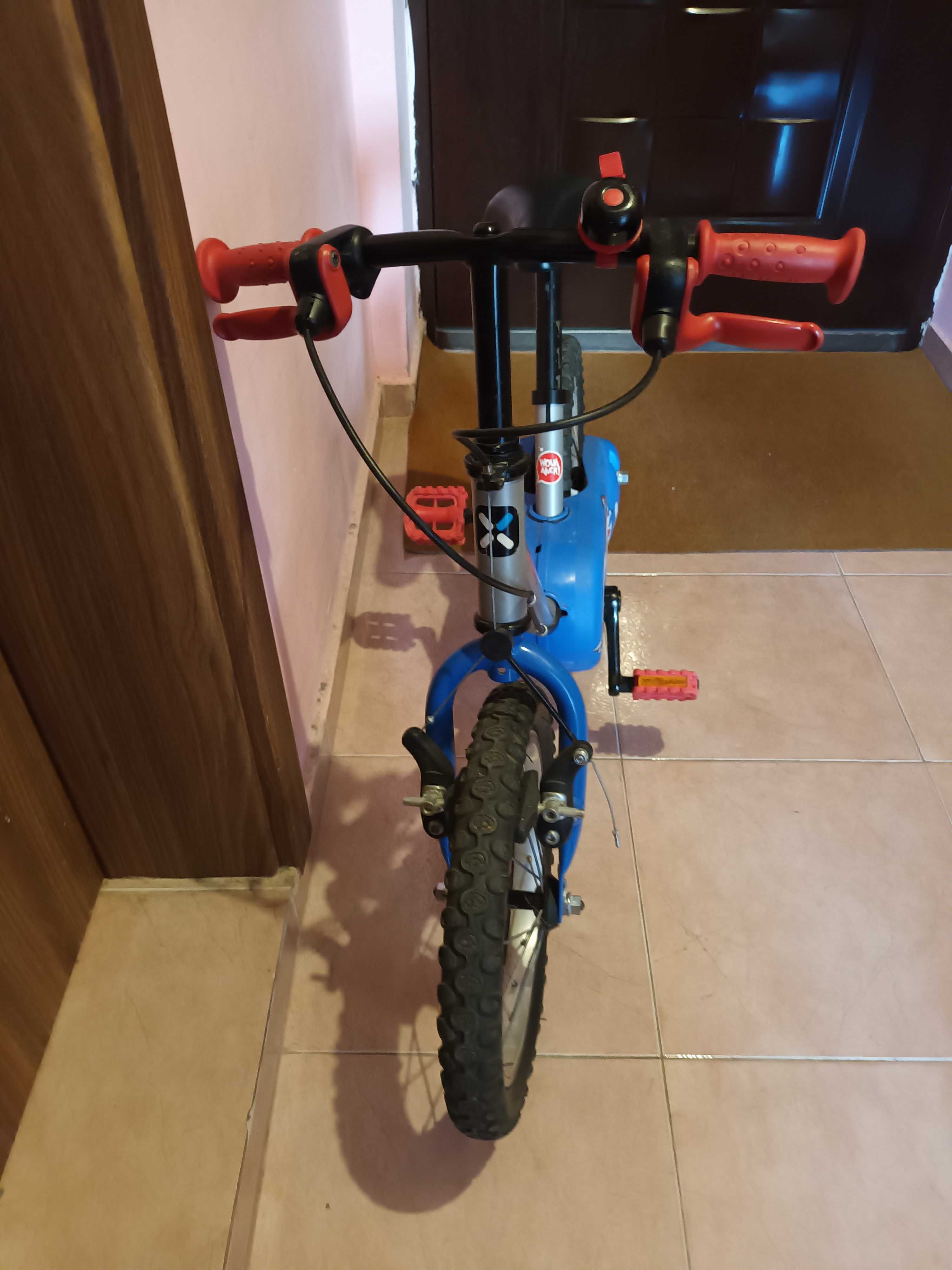 Детски велосипед Btwin.С помощни колела+скутер,количка за бутане