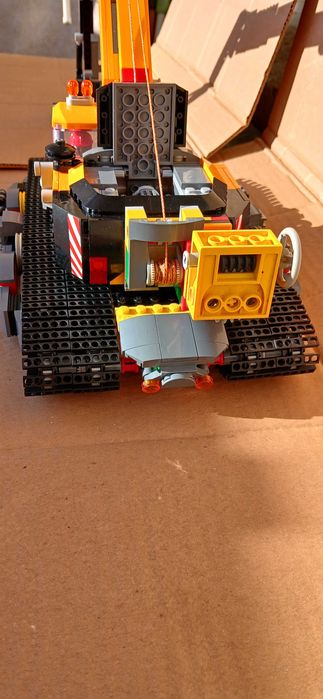 Лего багер с уникални двуредови вериги.