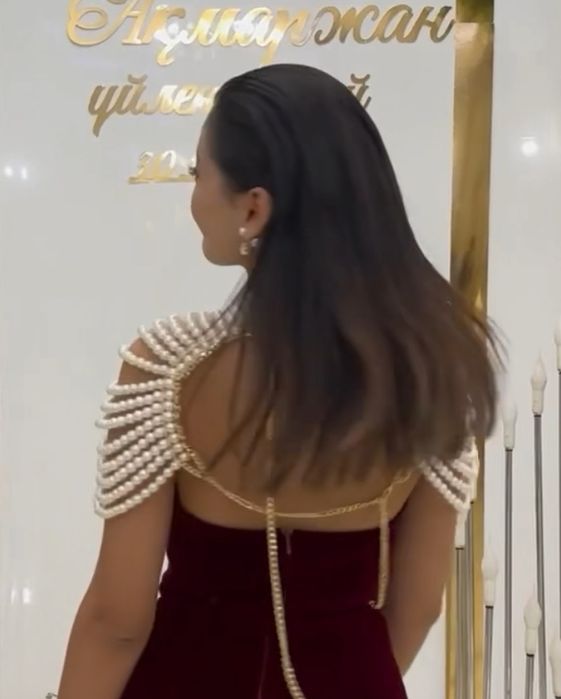 Аксессуар на плечи из жемчужных бус