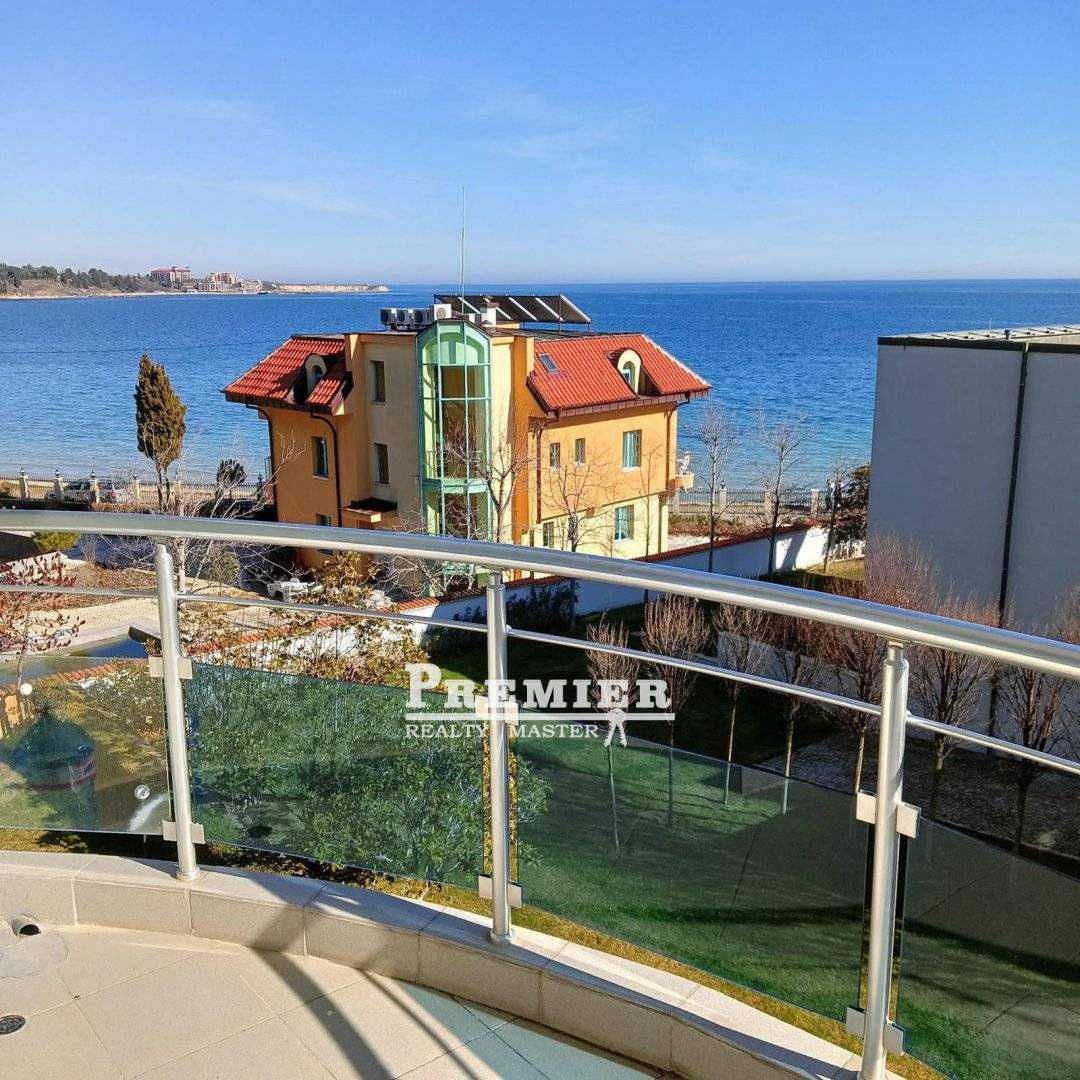 Предлагаме за продажба просторен апартамент  на първа линия море
