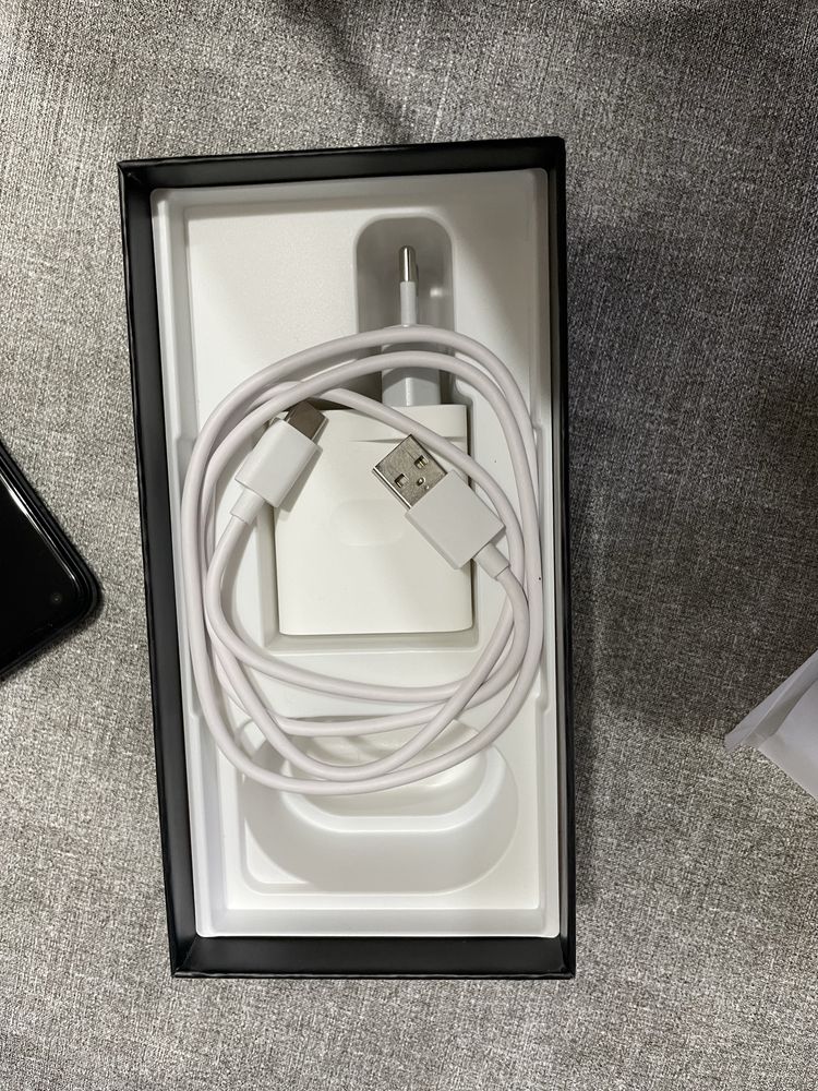 Смартфон Realme 9 5G с подарък гръб за телефона