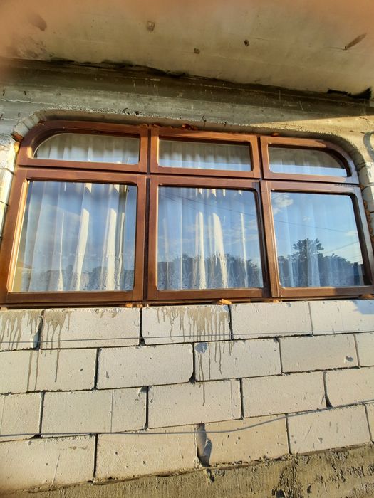 Vând 4 uși si 8 geamuri