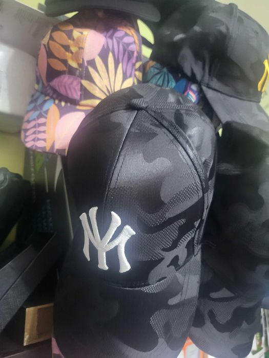 Стилни шапки с надписи