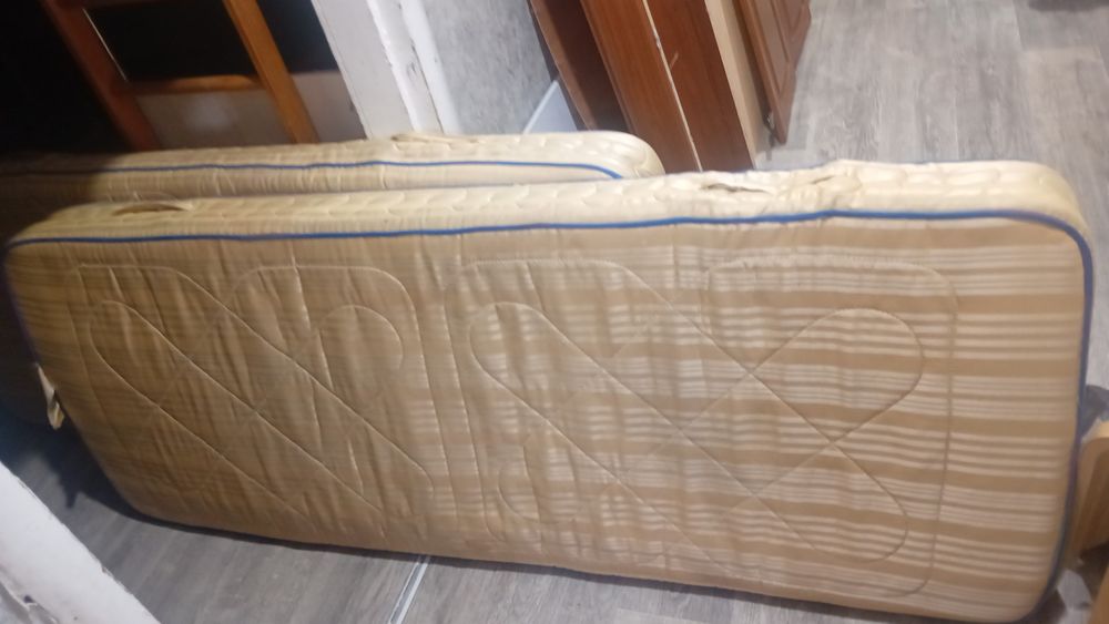 Отдам целые матрасы