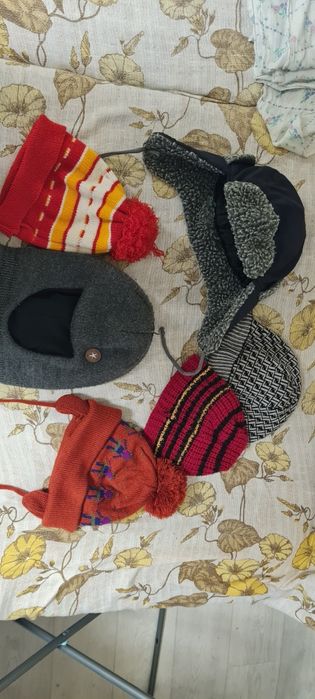 Отдам шапки зимнии даром