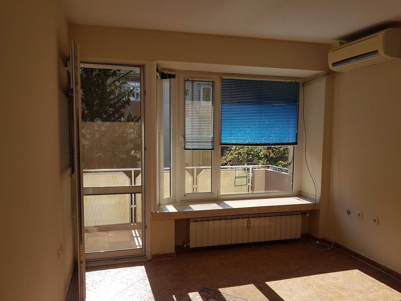 Дава се под наем Тристаен апартамент в София, Изток - 80 кв.м за 561 € - Снимка #1