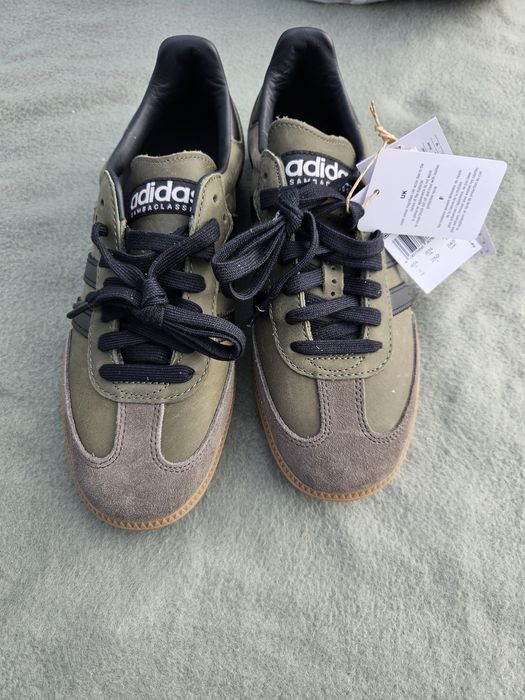 Tenesi Adidas noi adusi din UK.