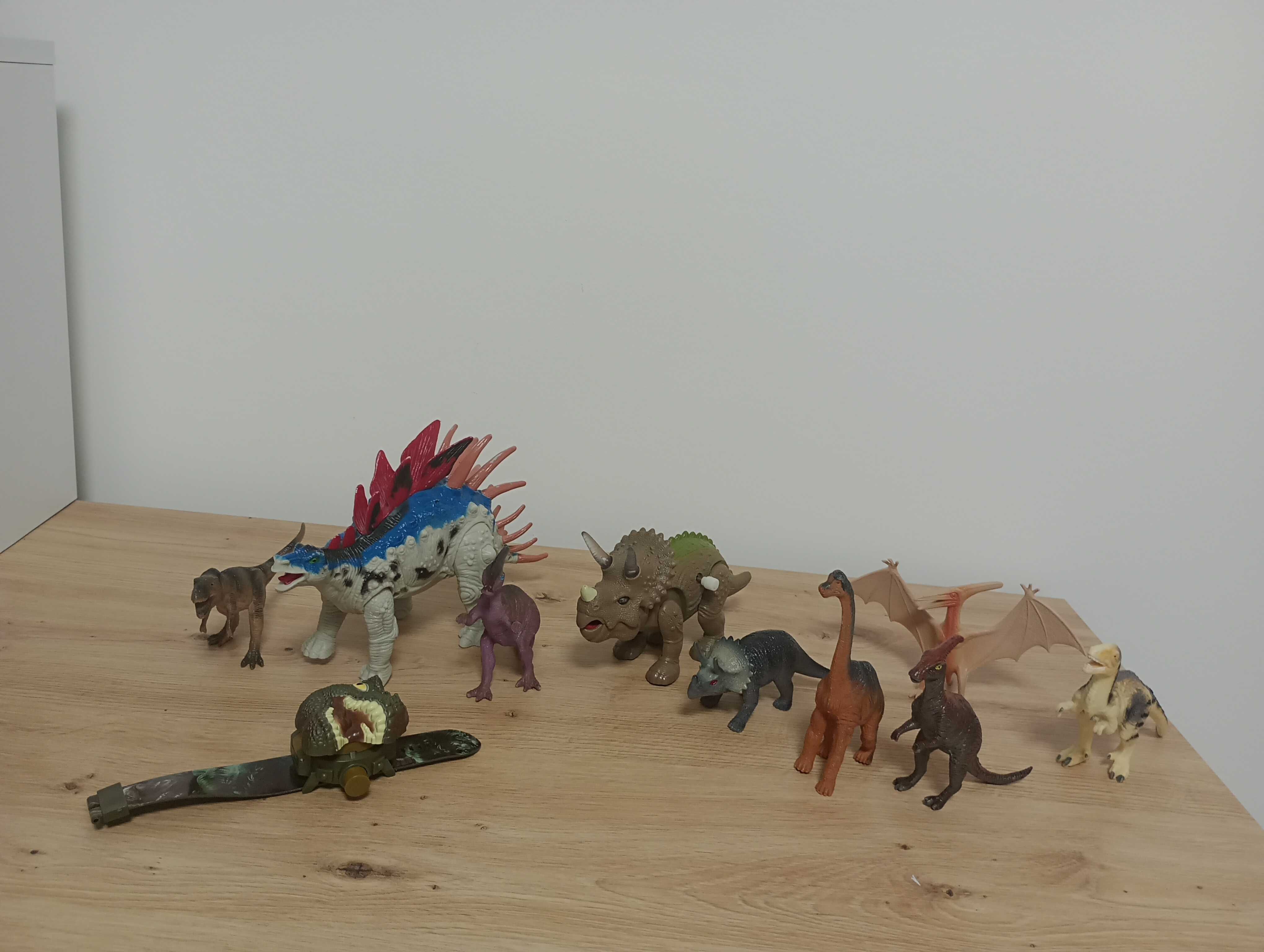 Vand lot  jucării cu 9 dinozauri