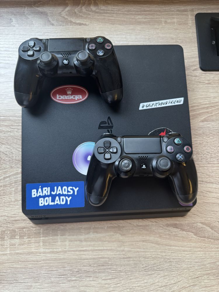 PS4 в хорошем состоянии