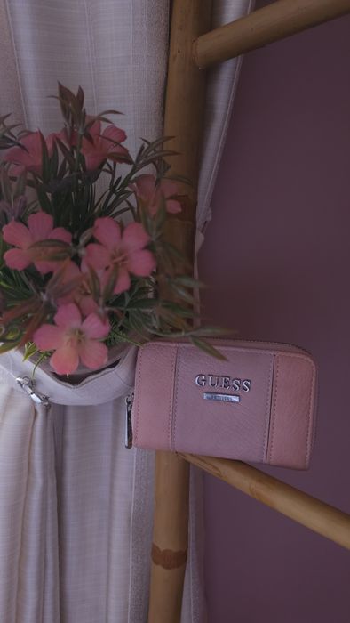 Уникална селекция чанти и портмонета Calvin Klein, Guess, David Jones