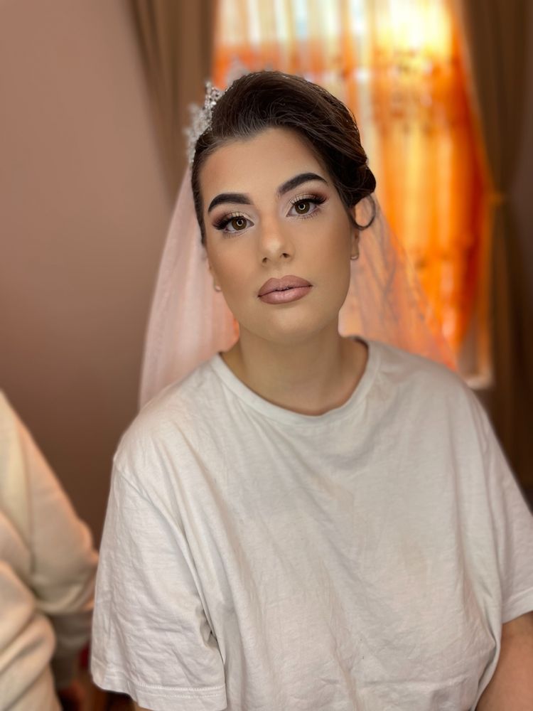 Make-up profesional!!  Pret 150 Ron!