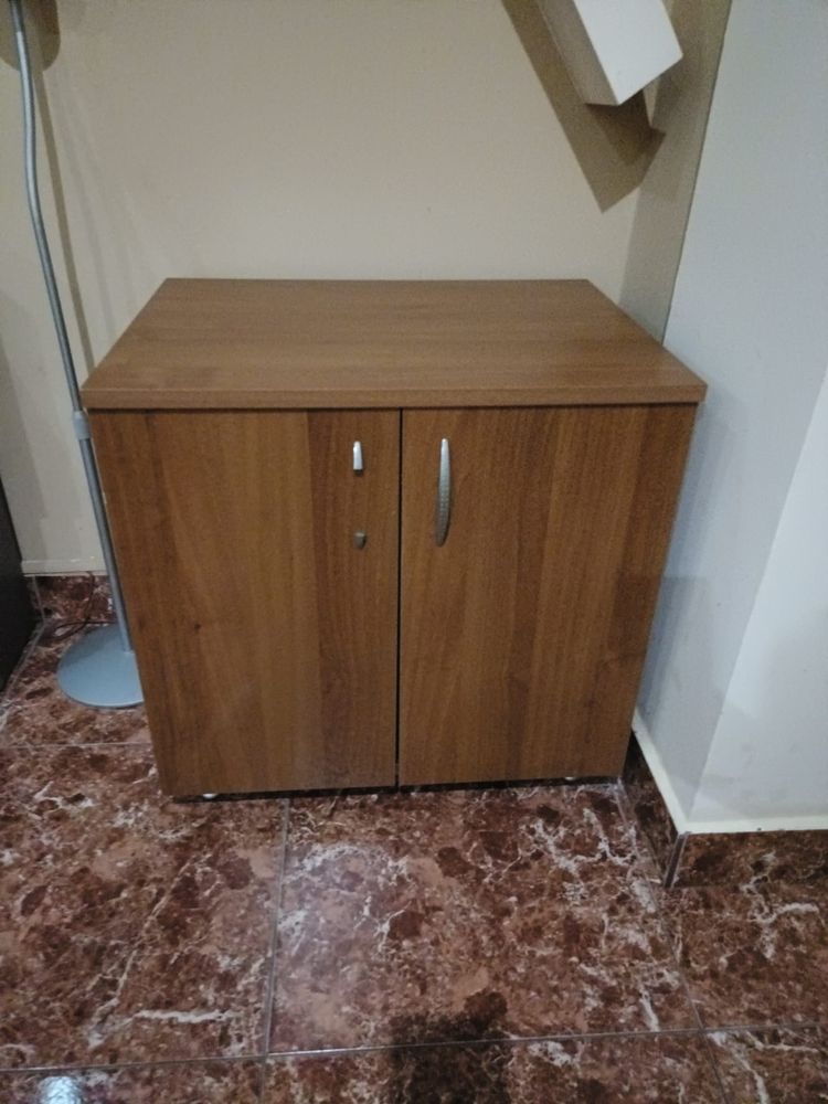 Vând următoarele: