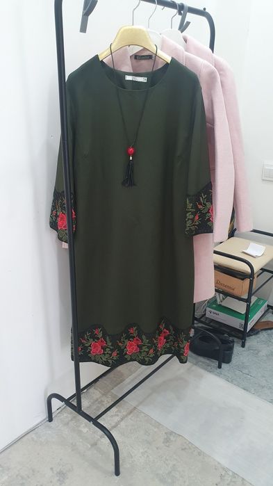 Продам новые платья с этикеткой. Очень красивые с вышивкой.