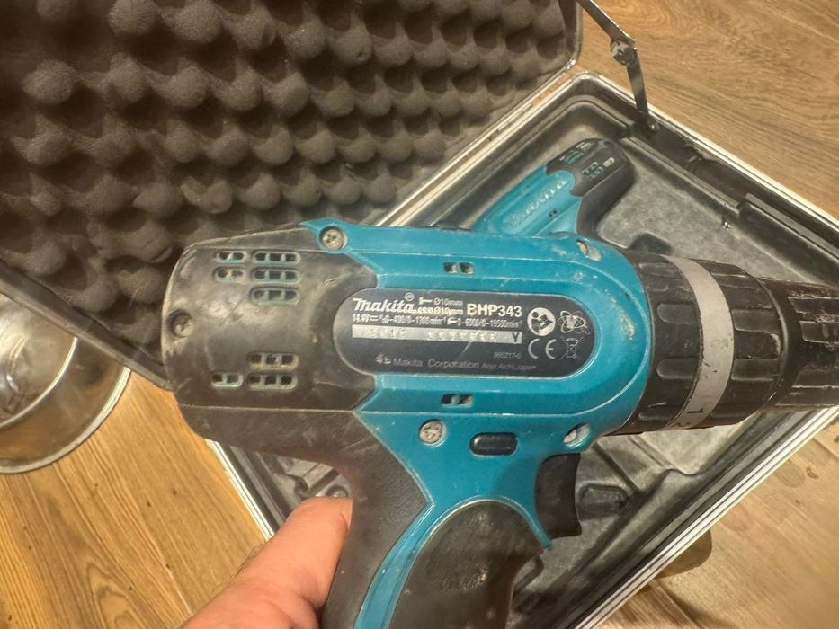 винтоверт Makita с батерия и зарядно.