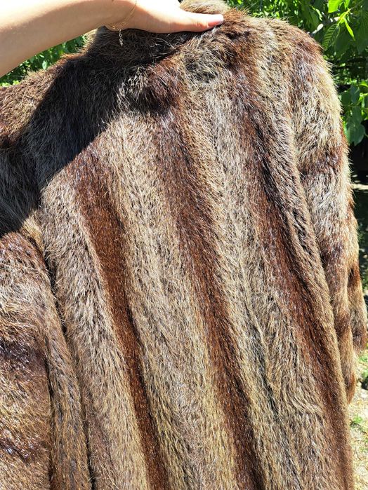 Vând haină de blană nutrie