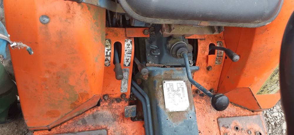 Tractor kubuta cu incarcator frontal