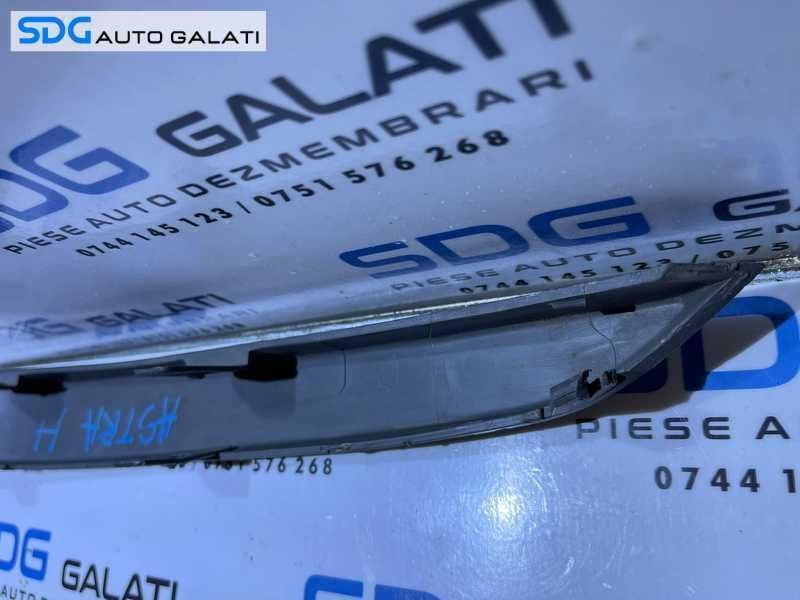 Bandou Ornament Grilaj Dreapta Spoiler Bara Fata Opel Astra H 2004 - 2010 Cod 13121996 [V0255]