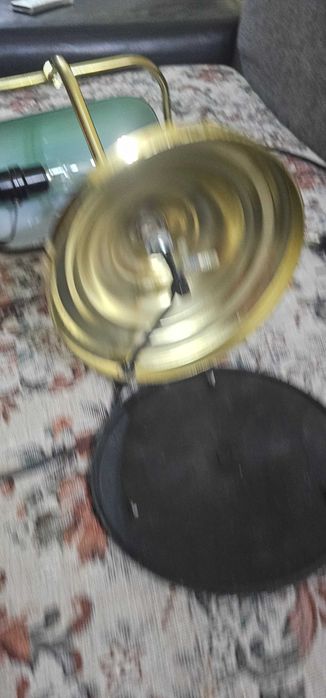 Lampă tip Banker cu abajur verde și bază rotundă aurie