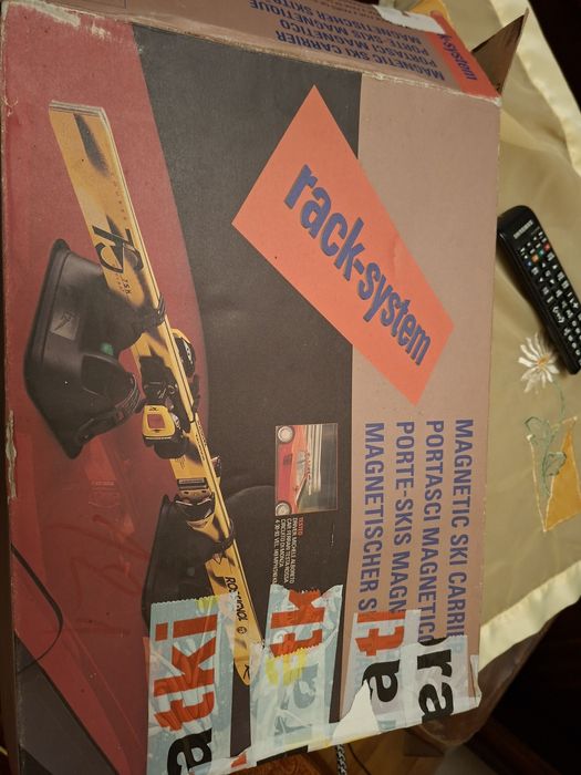 Магнитен багажник за два комплекта ски.