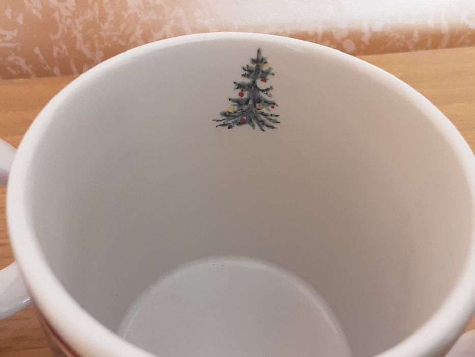 Различни чаши от порцелан и стъкло