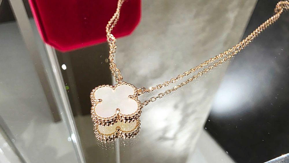 Van Cleef & Arpels VCA Rose Mother Pearl Alhambra 1 Motif Дамско Колие