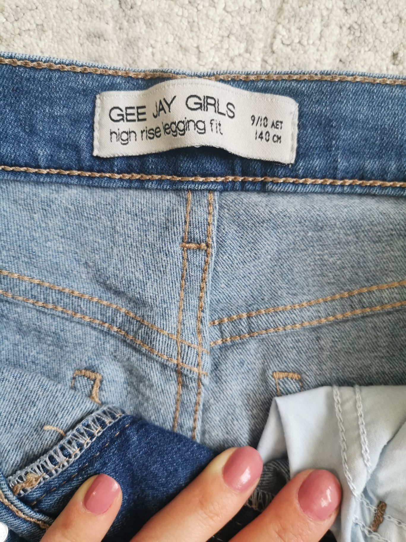 Продам практически новые джинсы фирмы "Gloria Jeans"  для девочки
