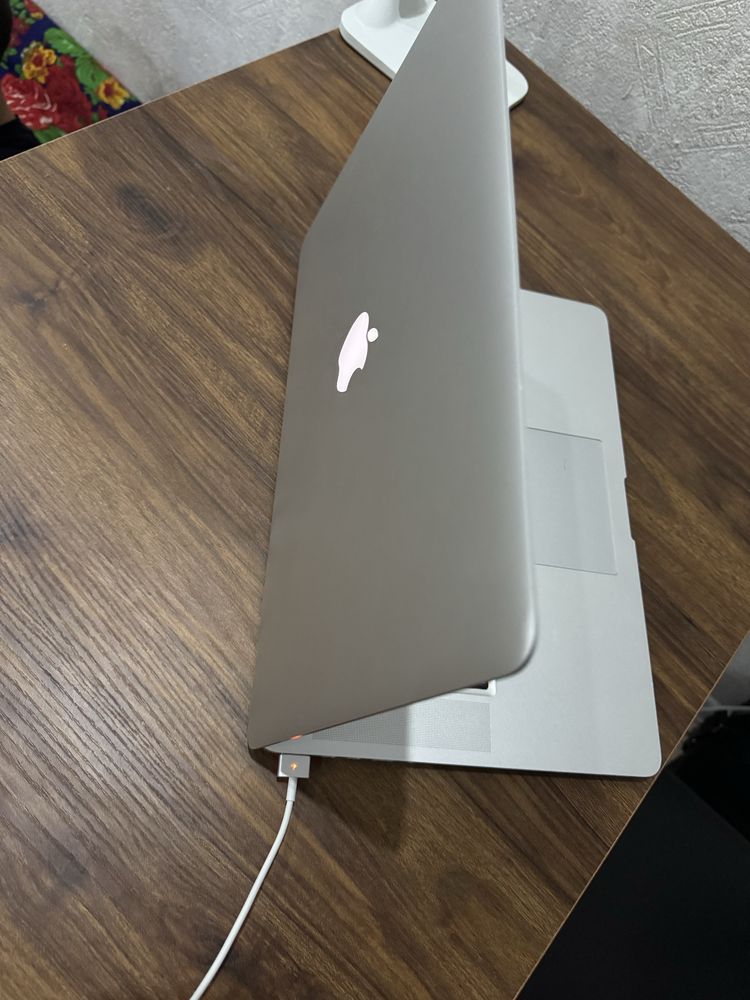 Makbook pro srochna sotiladi holati yaxshi