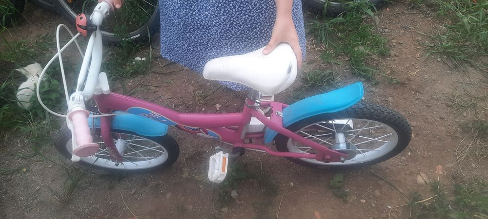 Vând bicicleta pt fetițe