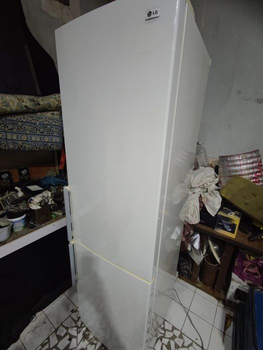 Холодильник LG в хорошем состоянии.