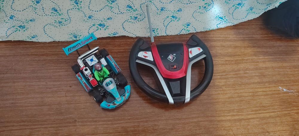 Продам машинку на пульте управления в отличном состоянии