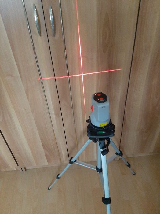 Laser în cruce  cu trepied