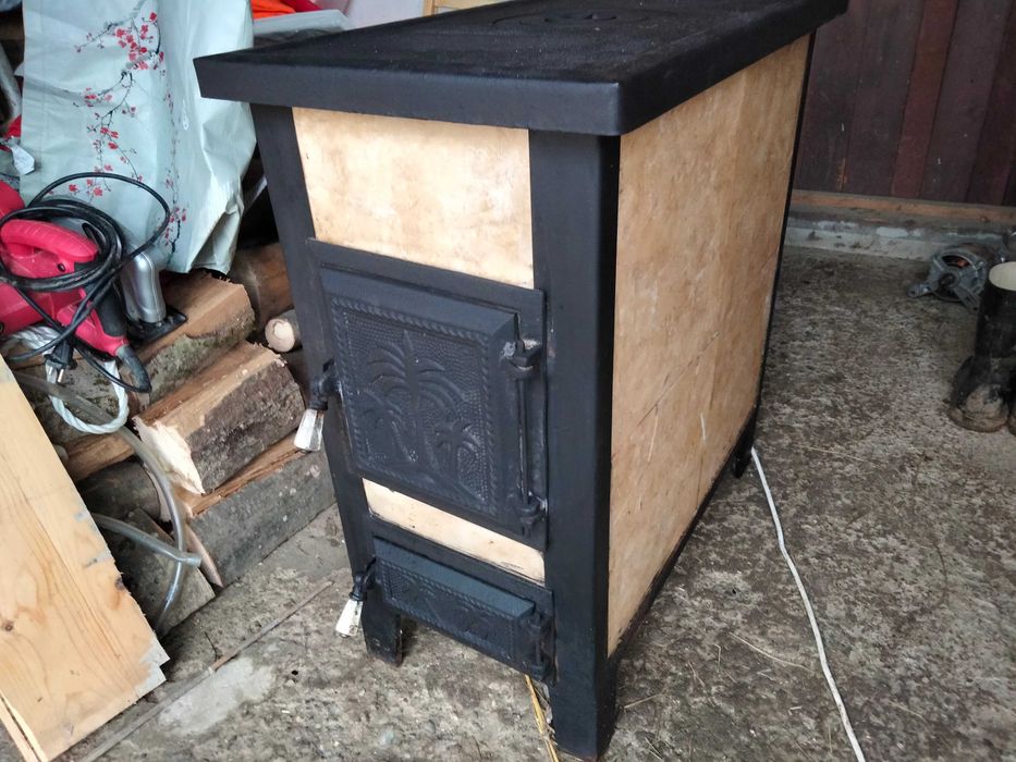 Vând sobă pe lemne 5k