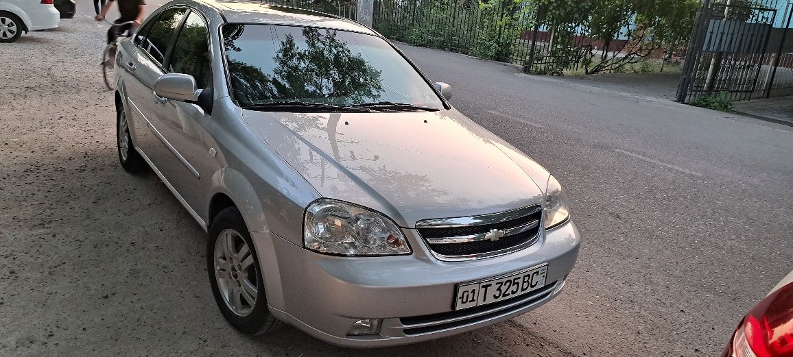 Lacetti 1.8 sotiladi