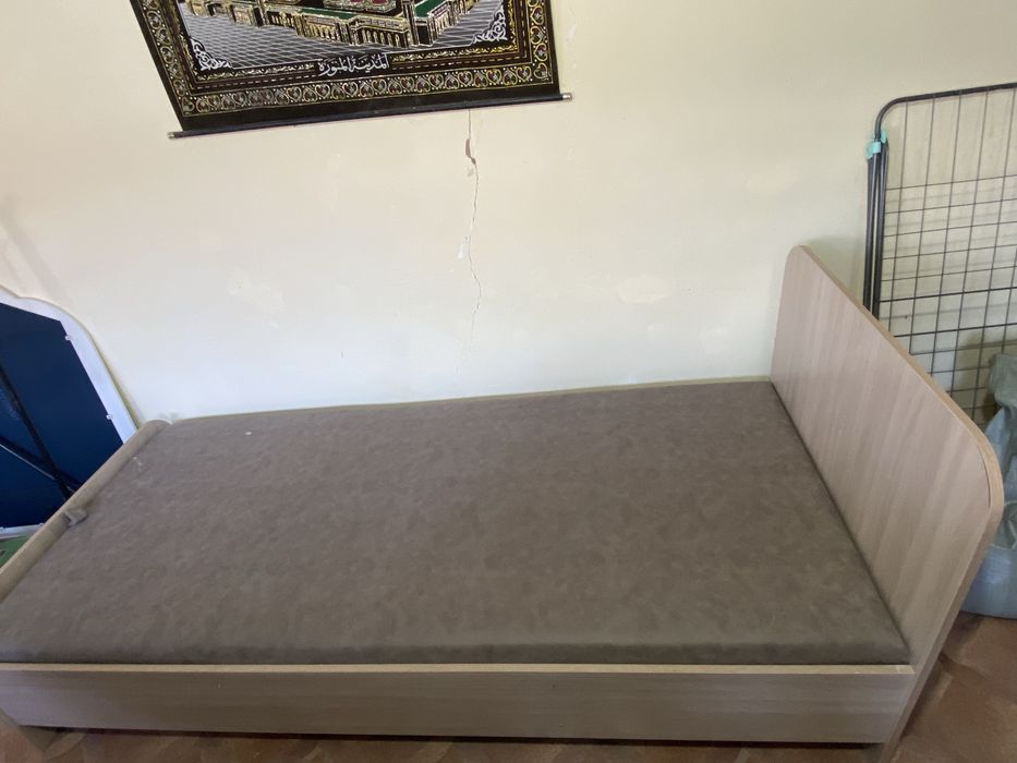 Почти новый кровать